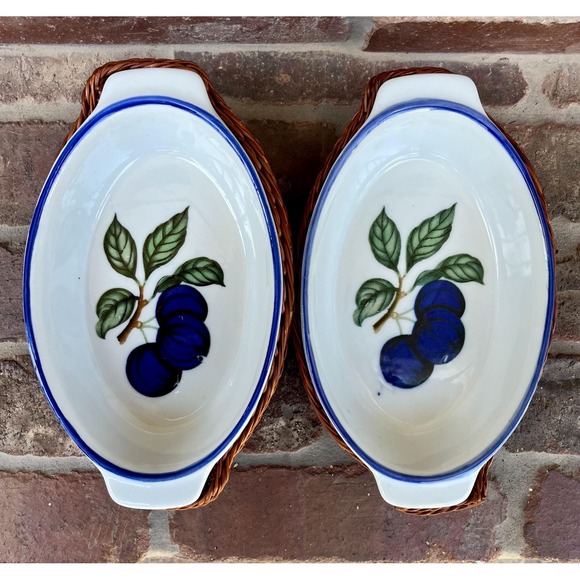 Adorable set of vintage blueberry casserole dishes in wicker baskets. Set of 3. - Picture 8 of 11